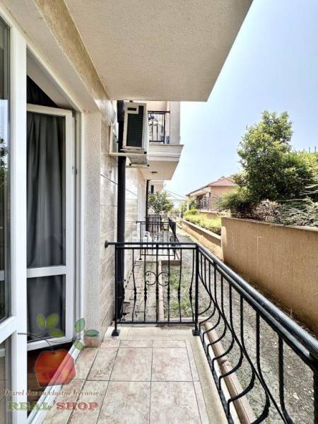 A balcony in a holiday apartment in Nessebar with a view of the green surroundings.