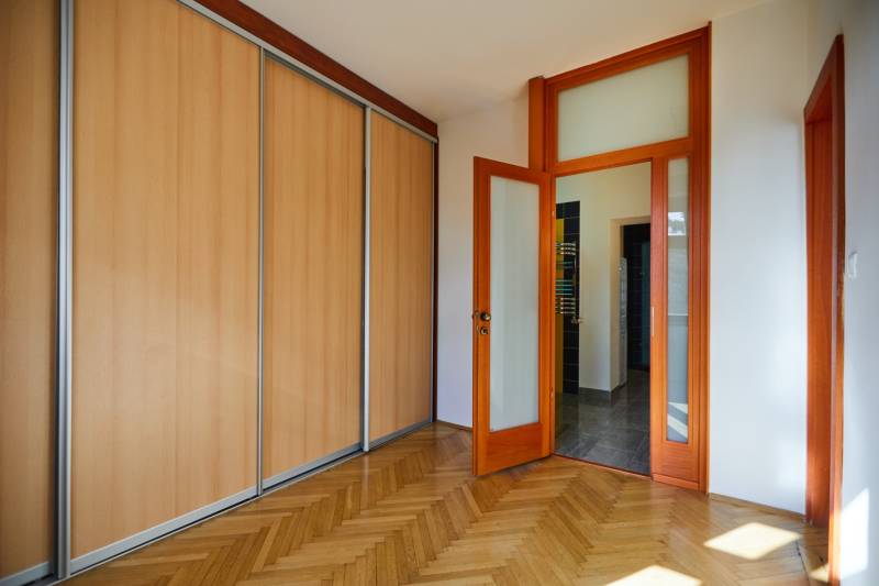 A room with a built-in wardrobe and wooden doors in a 4-room apartment.