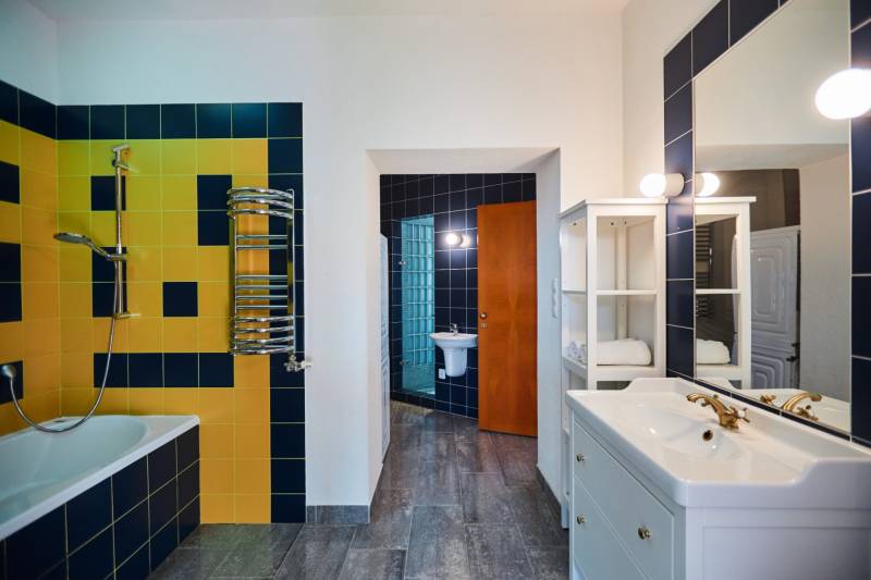 Bathroom in a 4-room apartment with a combination of yellow and black tiles.