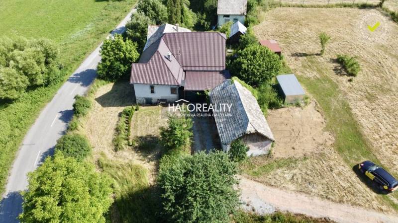 A family house in Ploské surrounded by greenery, driveway, garden, auxiliary building.