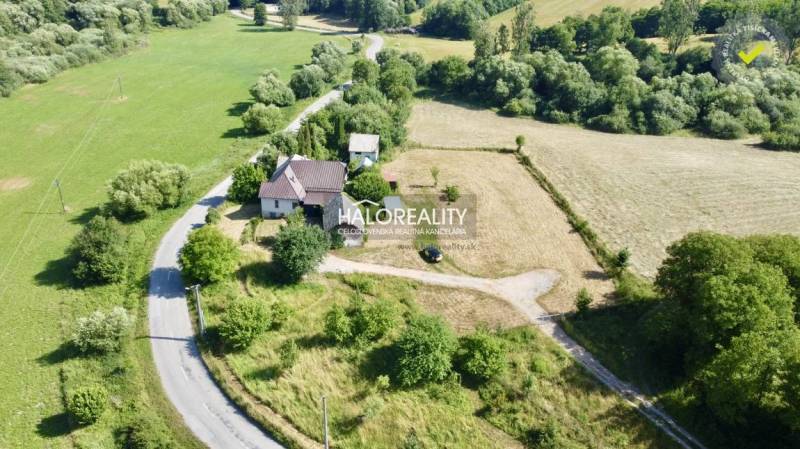 A family house in Ploské surrounded by nature and arable land, with a garden.