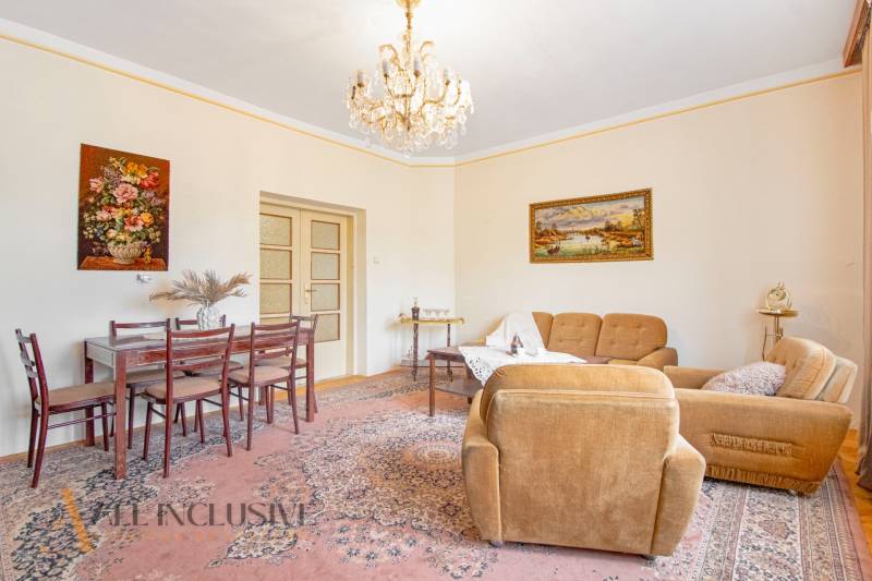 Living room with a chandelier and a sofa in a family house, accessories with a rustic touch.