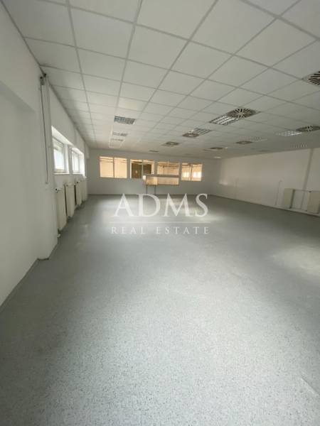 Empty room with a gray floor and a white ceiling in the Warehouses and Halls area.