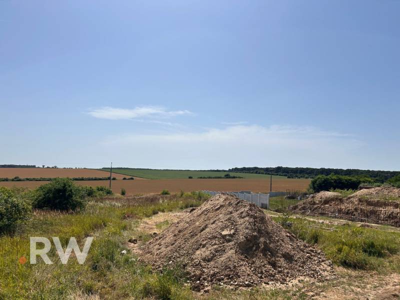 Building plots - housing in Cabaj-Čápor, land with a mound of earth and fencing.