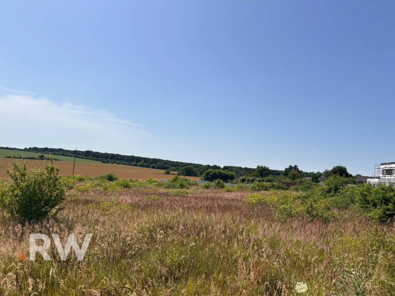 Extensive grassy plots suitable for living in Cabaj-Čápor on a sunny day.