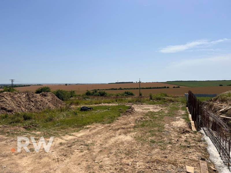 A building plot for residential use in Cabaj-Čápor with a view of the surrounding countryside.