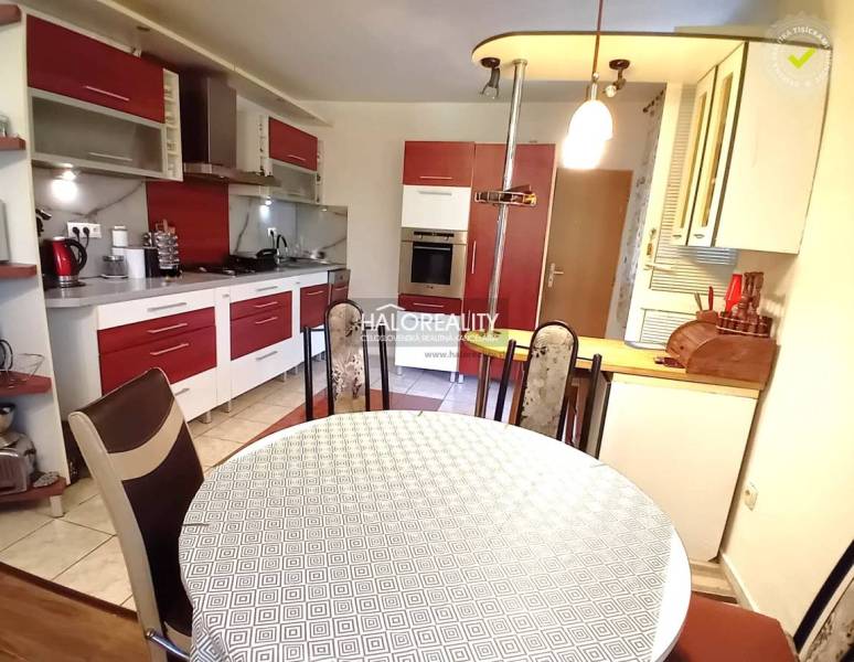 A kitchen unit with a dining table and chairs in a family house.