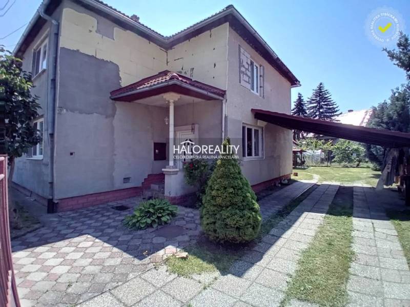 A family house in Hontianske Nemce with a yard and a carport.