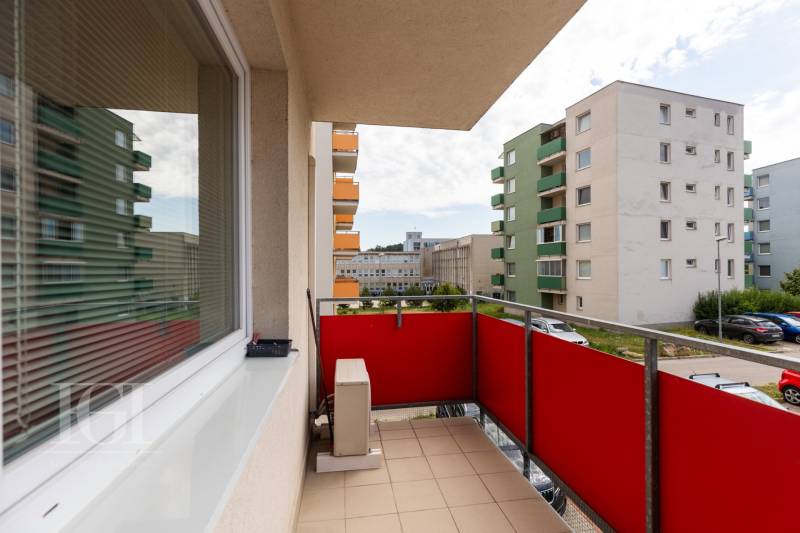 The balcony of a 2-room apartment on Potravinárska Street in Nitra with a view of the surroundings.