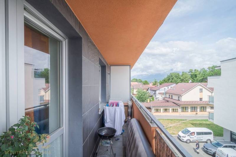 Parking in front of the apartment building in Poprad, 3-room apartments with balconies and a garage.