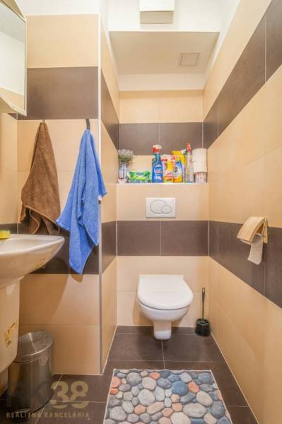 Bathroom in a 3-room apartment with wooden flooring, a shower corner, and a sink.