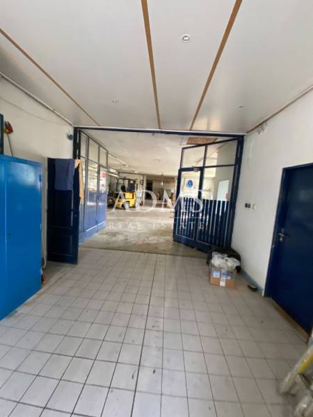In the interior of warehouses and halls, a pallet truck and blue furniture can be seen.