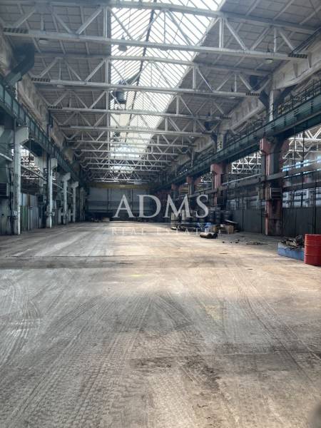 Industrial interior with high ceiling and structure, typical for warehouses and halls.