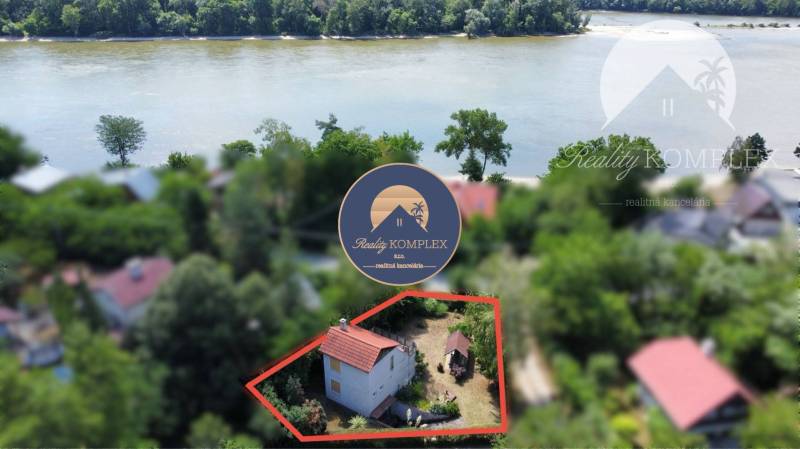 A cottage in Radvani nad Dunajom by the river with a view of greenery and water.