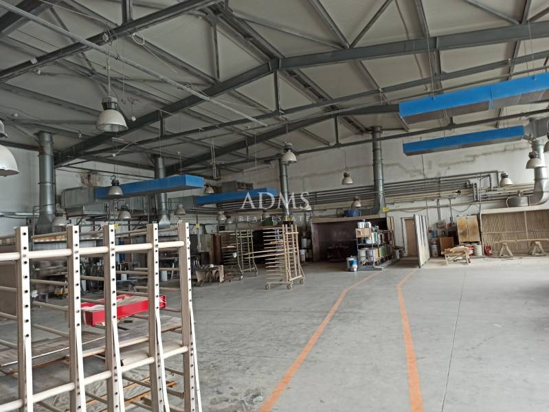 Warehouse and hall space with industrial equipment and shelves, ready for use.