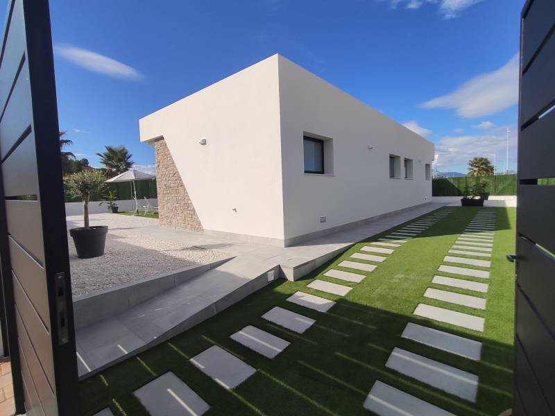 Villa in Calasparra with garden architecture, stone details, and manicured lawn.