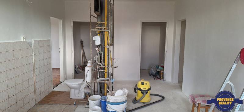 Interior renovation in a 3-room apartment, includes free-standing sanitary equipment.
