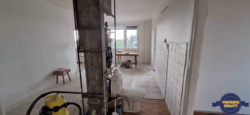 Renovation in a 3-room apartment with an open space and a view from the window.