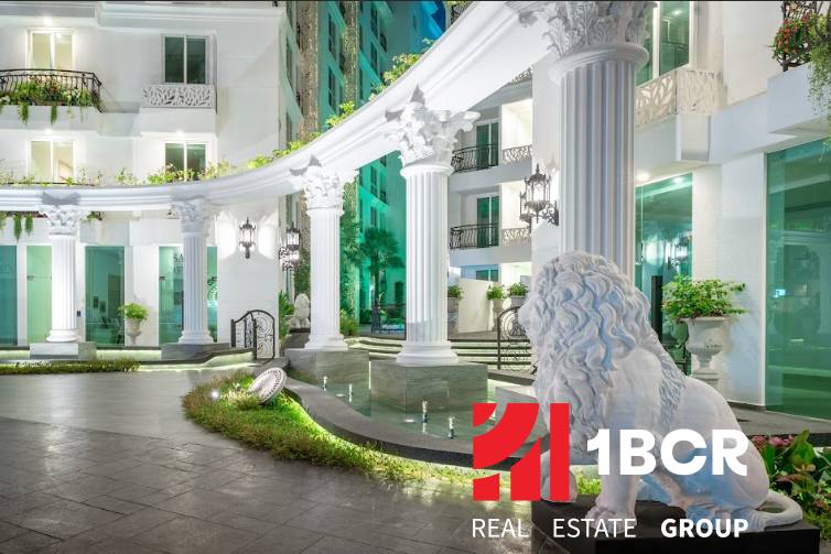 Apartment construction with impressive columns and a lion at the entrance.