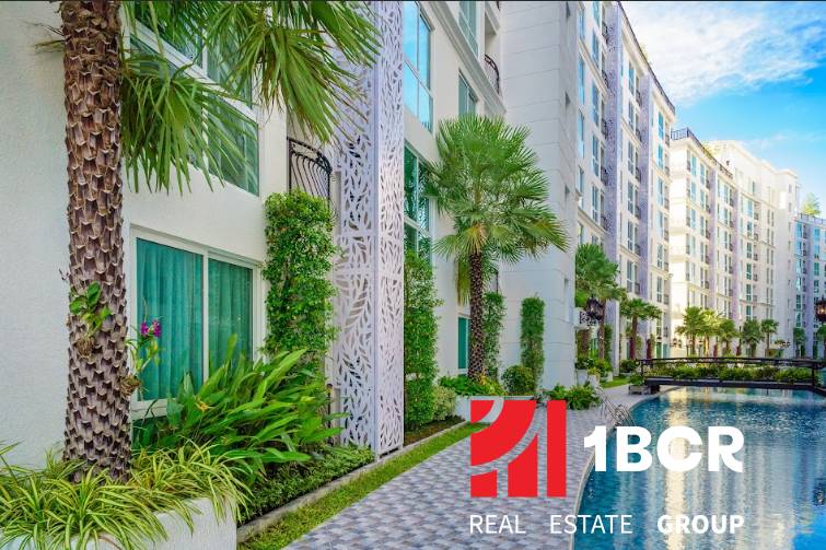 Apartment construction in Pattaya with a pool and greenery in an attractive environment.