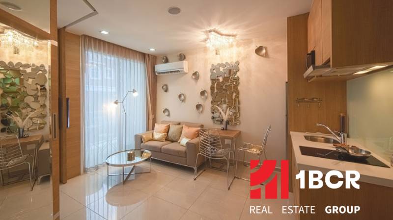 Bright 2-room apartment with an open living room and a mirrored wall.