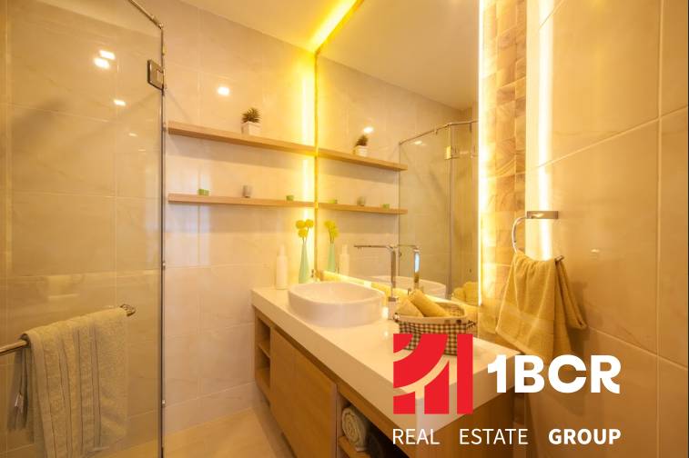 Luxury bathroom in a 3-room apartment, with modern accessories and stylish lighting.