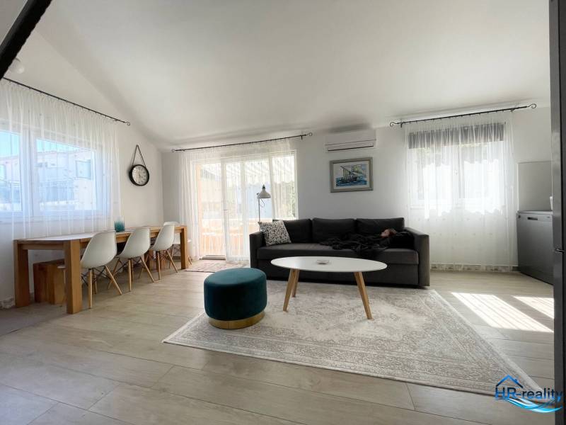 Spacious living area of the holiday apartment with comfortable seating and a dining table.