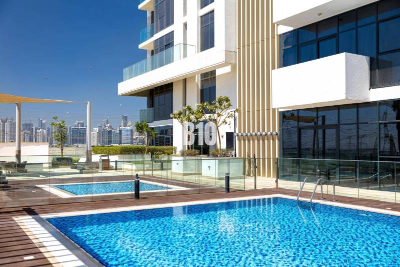 Residence with a pool and a view of the skyscraper panorama, Bratislava - Staré Mesto.
