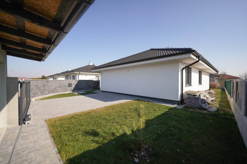 Family house on Nevädzová Street in Kalinkovo with parking and a lawn.