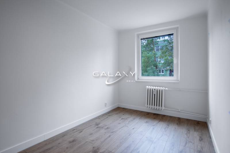 A room with a window on Boriny Street in a 3-room apartment, light flooring, radiator.