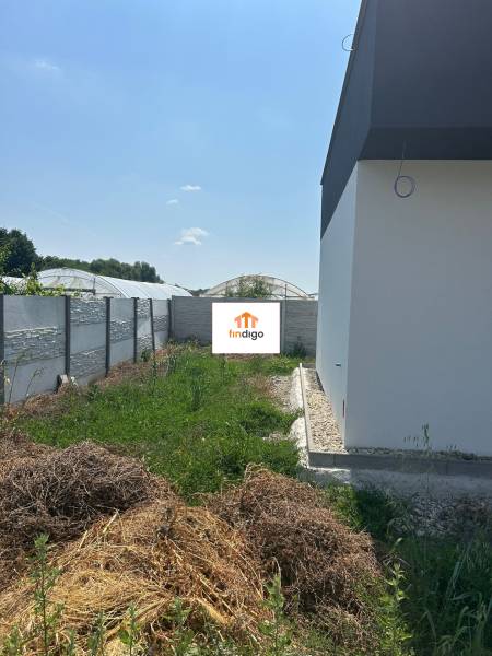 A family house in Žihárec with a yard featuring greenery and fencing.