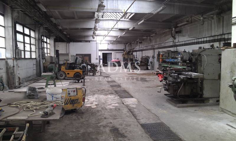 Industrial hall with machines and tools in Warehouses and halls.