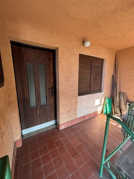 Wooden doors and a wall on the porch, ideal for recreational properties and relaxation.