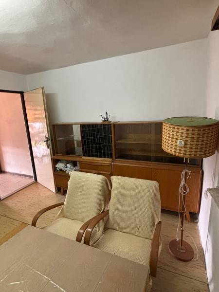 Retro room: old armchairs, table lamp, bookshelf; ideal for recreational properties.
