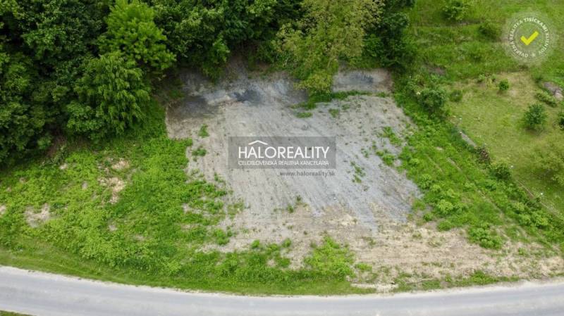 Land designated for residential use in Selce, surrounded by greenery near the road.
