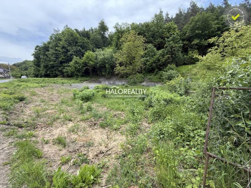 Plots - housing in Selce surrounded by greenery, suitable for building a house.
