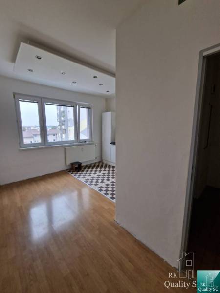 A bright room with parquet floors and checkerboard tiles in a 4-room apartment.