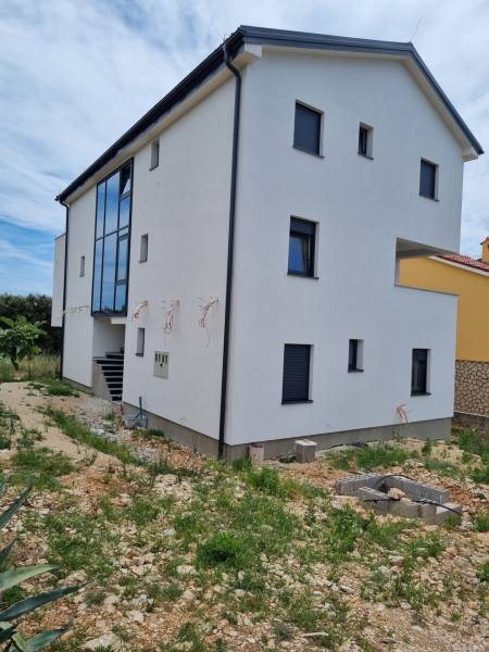 White family house with a new building and a garden in the town of Mandre, containing a 4-room apartment.