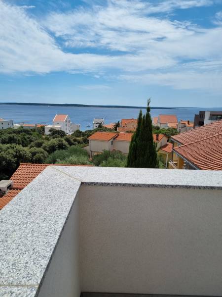 Sea view and rooftops of houses in Mandre from a 4-room apartment.