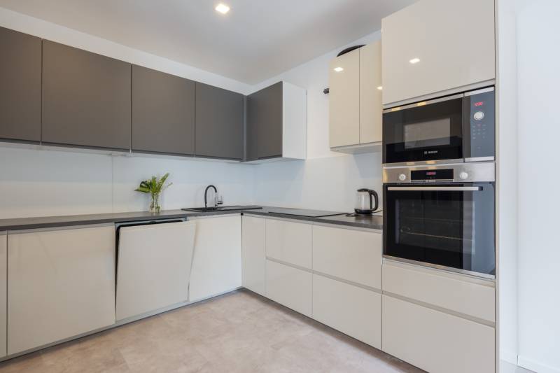 A kitchen in a family house with modern appliances and elegant kitchen furniture.