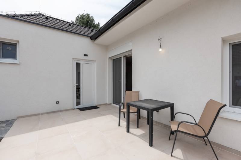 The terrace of a family house on Stará Gala Street in Holice with a table and chairs.