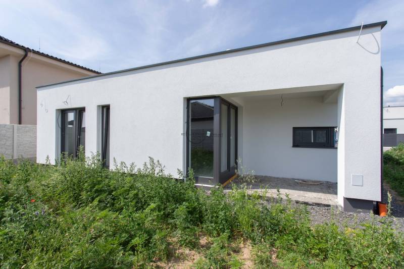 A family house in Zohor with a white facade and a garden in the exterior.