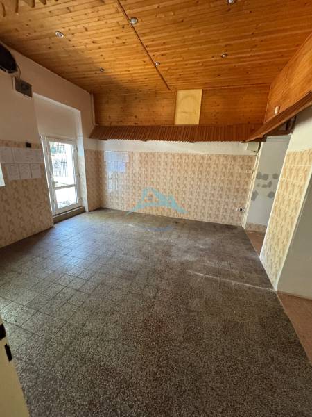 A place with a wooden ceiling and ceramic tiles in commercial premises.