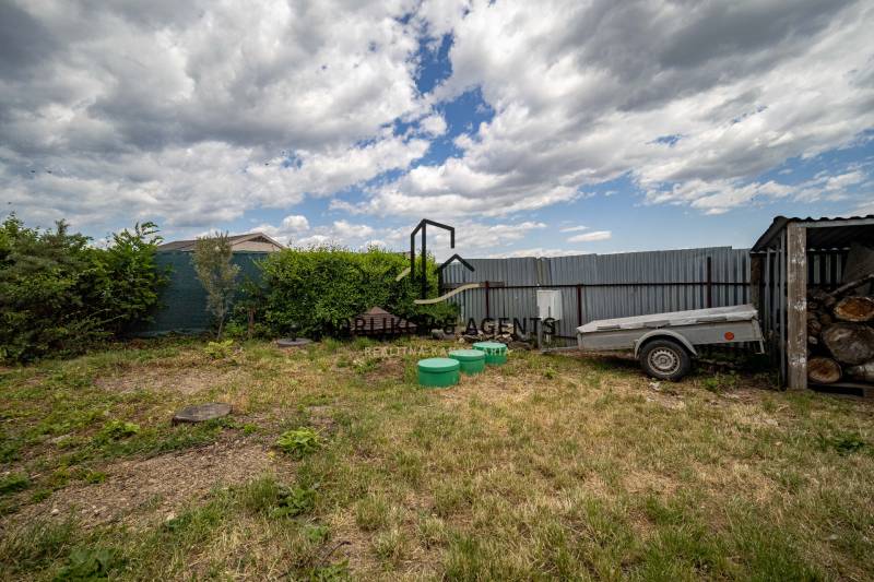 Plots - housing on Svetlá Street in Košice, Barca district; trailer and wood storage.