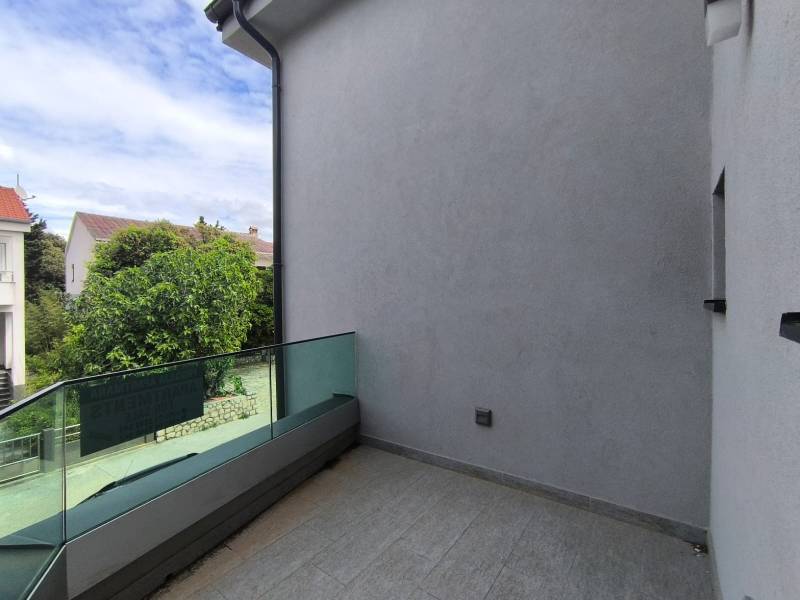 The balcony of a 4-room apartment in Mandre with a view of greenery and the surroundings.