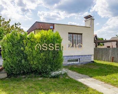 A family house on Mokráň záhon Street in Bratislava-Ružinov, surrounded by greenery and lawn.