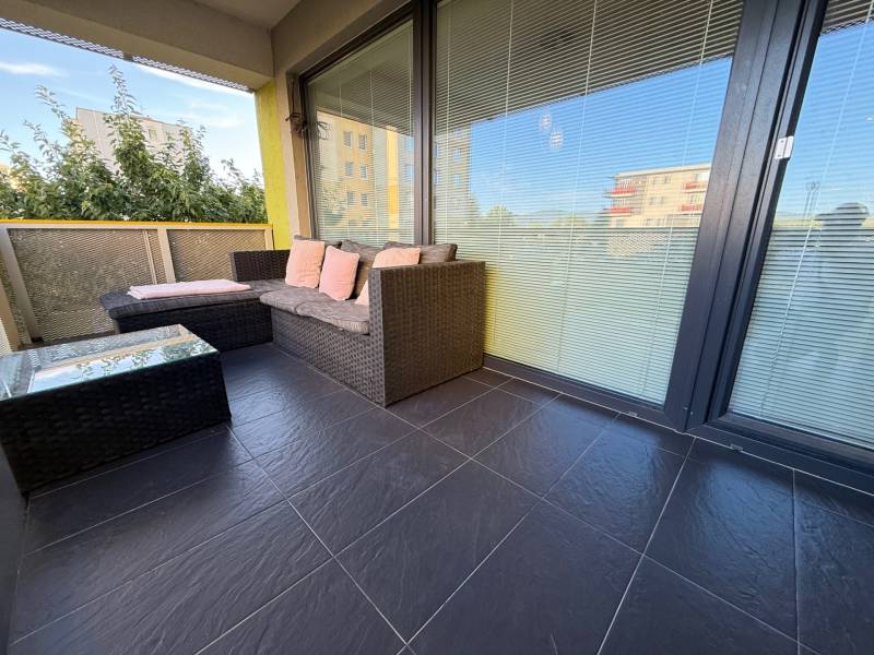 A balcony with garden furniture in Topoľčany, located by a 4-room apartment.