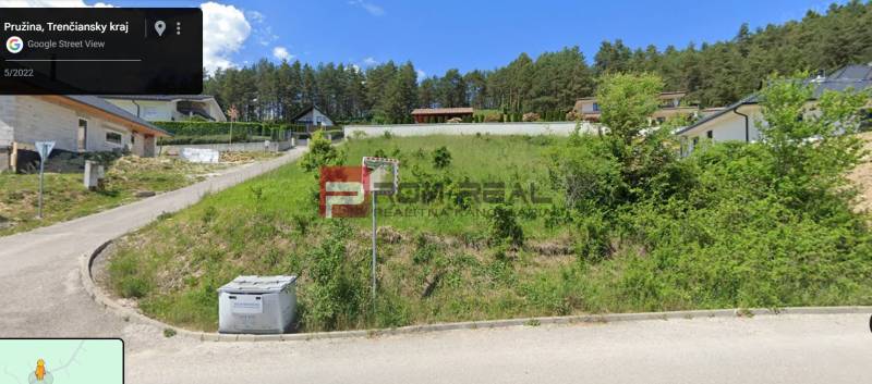 Greenery and houses in Pružina, residential plots at the foot of the forest.