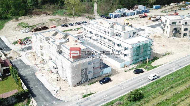 The construction process on Limbašská Street in Pezinok includes the building of 3-room apartments.