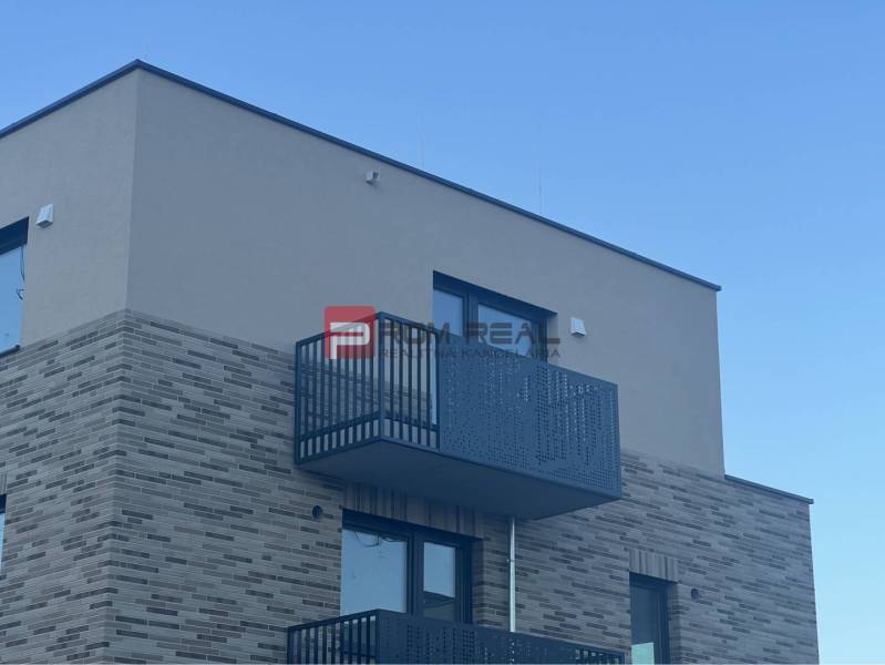 The exterior of a new building on Limbašská Street in Pezinok with a balcony for a 2-room apartment.
